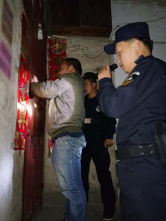 望谟开锁粗心妈妈误将幼女锁家中 